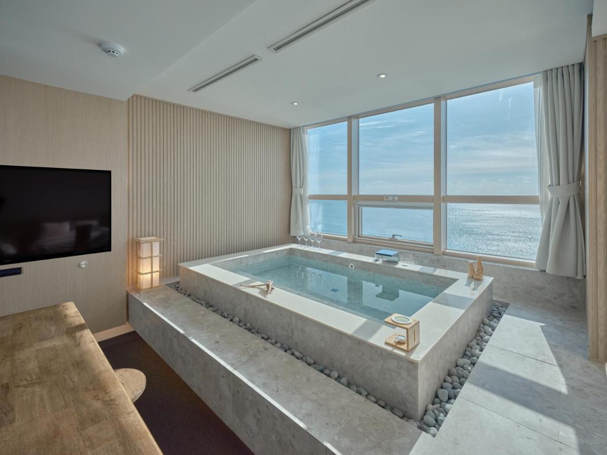 Uh Suite The Haeundae Busan Esterno foto